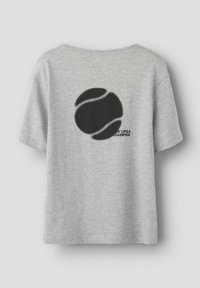 Graues Baumwoll-T-Shirt mit einem schwarzen Tennisball-Grafik und dem Text "FLIEG WIE EIN CHAMPION" daneben gedruckt. Kurze Ärmel und lockere Passform.