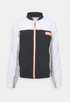 Chaqueta con bloques de color con parte delantera negra, mangas blancas, paneles laterales gris claro, cremallera, cuello y acento en el pecho color melocotón, puños y dobladillo elásticos.