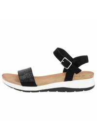 Zwarte sandaal met een textured band, fluwelen enkelband en verstelbare zilveren gesp. Beschikt over een gevoerd voetbed en een witte zool.