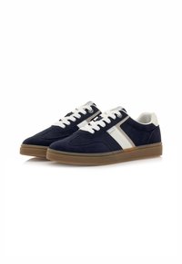 Zapatillas de ante azul marino con acentos y cordones blancos. Cuenta con una suela de goma y un diseño deportivo con detalles de costura curvada.
