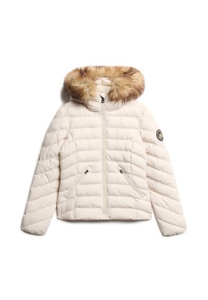 Doudoune blanche avec capuche en fausse fourrure, fermeture éclair à l'avant et motif quilté diagonal, comprenant deux poches latérales zippées et un patch logo sur la manche.