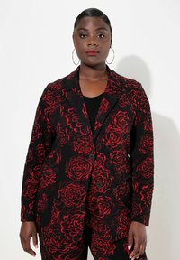 Černý blazer s výrazným červeným květinovým vzorem, s jednořadovým zapínáním na knoflík, s klopami, texturovanou látkou a dvěma předními kapsami.