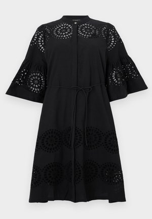 S vestido preto com detalhes em bordado, mangas campana e um laço na cintura. Apresenta recortes circulares e uma frente com botões. Feito de um tecido leve.