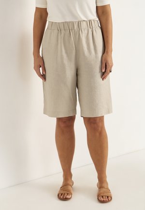Jasno beżowe lniane szorty z elastycznym paskiem w talii, sięgające nieco powyżej kolana, z bocznymi kieszeniami i luźnym krojem.