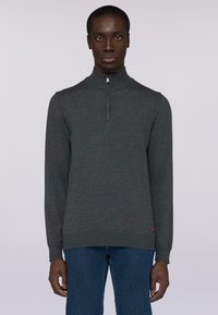 Pullover lavorato a maglia in scala di grigi con colletto alto e dettaglio a mezza zip, caratterizzato da maniche lunghe, orlo a costine e una finitura in tessuto testurizzato.