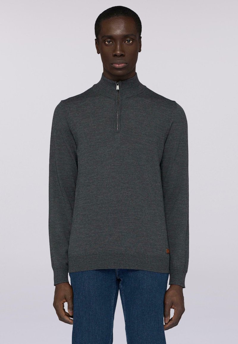 Pullover lavorato a maglia in scala di grigi con colletto alto e dettaglio a mezza zip, caratterizzato da maniche lunghe, orlo a costine e una finitura in tessuto testurizzato.