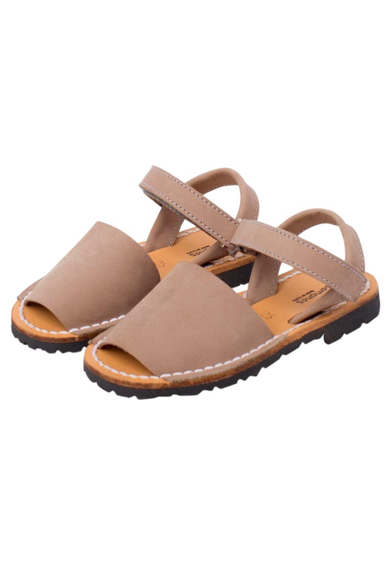 Ruske nahkalenzi, avatud varvastega, ristuvad rihmad ja õmblusega äär, mis puhkavad tekstuurse viimistlusega kummitaldadel.