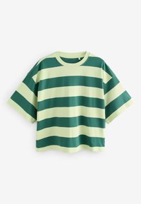 Tricou cu mâneci scurte, verde deschis cu dungi orizontale verde închis, guler rotund, croială lejeră, material fin de bumbac.