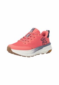 Chaussure de sport corail rose avec semelle blanche épaisse, languette de talon bleu foncé, lacets à motifs et logo stylisé en forme de lettre R sur le côté.