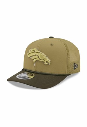 Casquette kaki avec une visière vert foncé et des panneaux latéraux en mesh. L'avant arbore un logo de bronco brodé en jaune et marron. Logo New Era sur le côté.