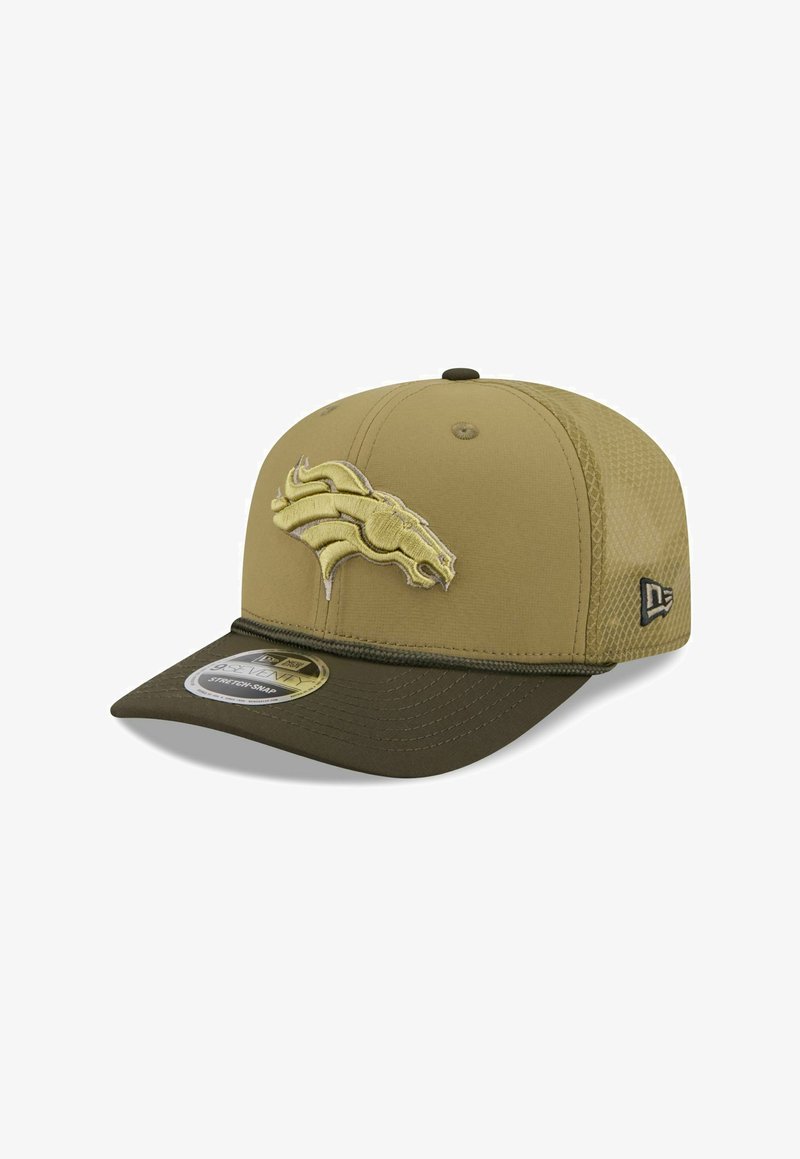 Khakifarbene Kappe mit einem dunkelgrünen Schirm und meschigen Seitenpaneelen. Auf der Vorderseite befindet sich ein gesticktes Bronco-Logo in Gelb und Braun. New Era-Logo an der Seite.