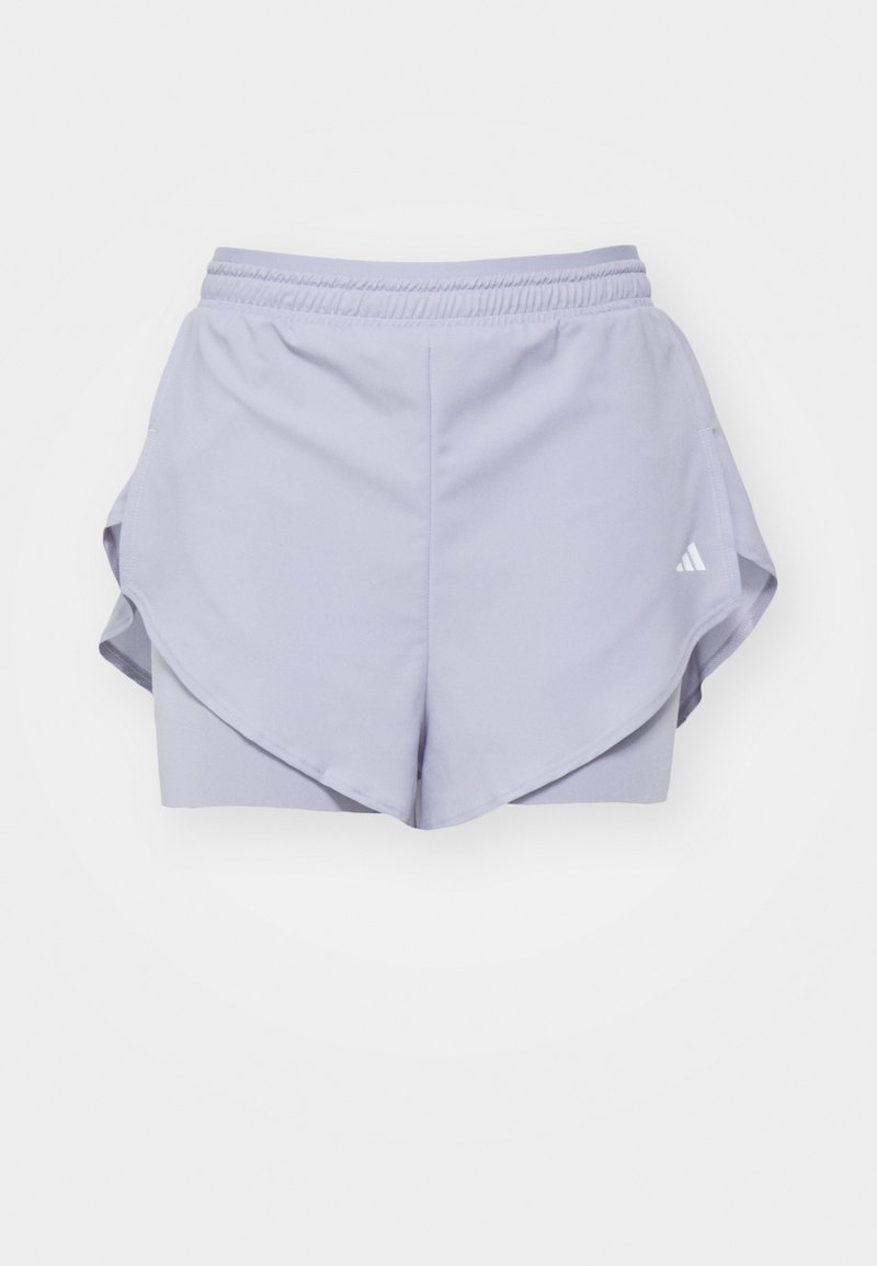 Pantalones cortos deportivos de color púrpura claro con un diseño en capas, cintura elástica y detalle de logo blanco. Hechos de material suave y liviano.