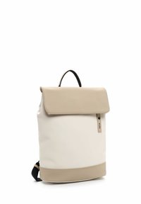 Rucksack aus glattem weißen Material mit einem beigen Klappdeckel. Verfügt über einen oberen Tragegriff, verstellbare Schulterriemen und ein dezentes Markenschild.