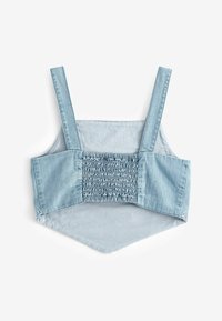 Top corto di jeans azzurro chiaro con spalline larghe, presenta un pannello centrale arricciato e un orlo a punta. Texture liscia e design casual.
