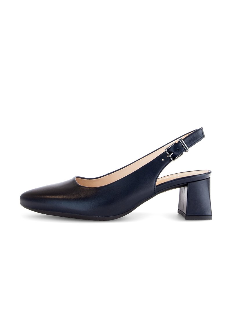 Zapato de slingback de cuero azul marino con punta afilada, tacón de bloque de altura media, correa en el tobillo con hebilla ajustable y superficie lisa.