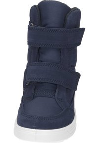 Donkerblauwe hoge sneaker met twee verstelbare klittenbandsluitingen, gevoerde kraag en witte rubberen zool met textuur voor grip.