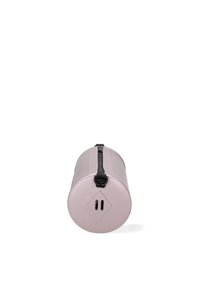 Borsa rotonda, impermeabile e rosa con finitura testurizzata, una tracolla nera regolabile e una base circolare piatta con due aperture orizzontali.