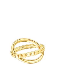 Zestaw pierścionków w odcieniu złota, składający się z wielu splecionych obrączek; jedna z nich zdobiona delikatnym wzorem kwiatowym; polerowane, gładkie wykończenie; różne grubości.