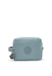 Borsa in tessuto morbido di colore blu chiaro con chiusura a zip, patch con logo rotondo, manico laterale e charm peloso attaccato. Forma rettangolare con texture liscia.