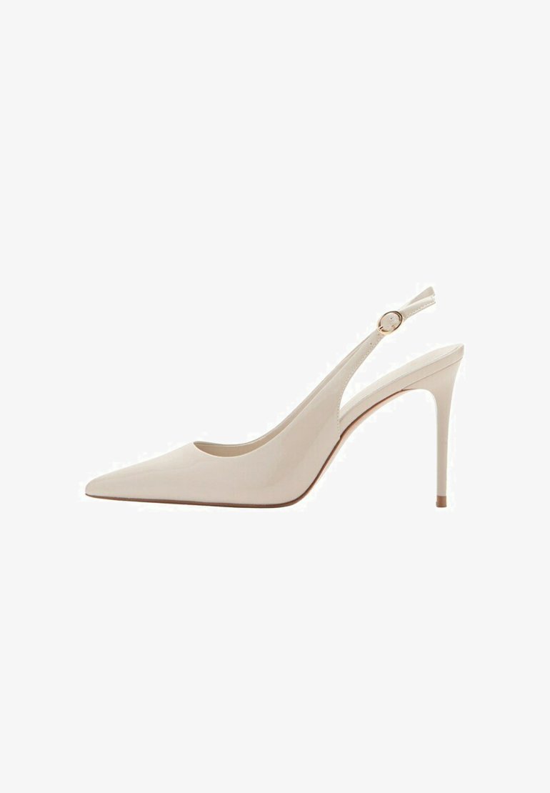 Chaussure à talon haut beige à bout pointu avec bride slingback, talon stiletto fin et petite boucle dorée sur fond blanc.