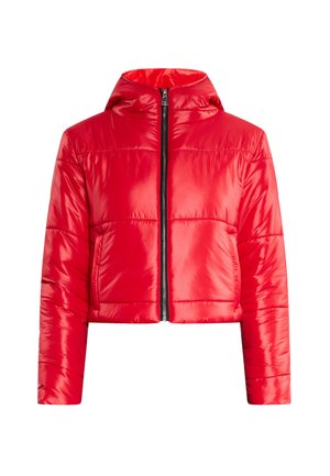 Piros puffasztott dzseki kapucnival, crop fazonban, cipzáros elülső záródással és sima, fényes felülettel. Jellemzője a vízszintes steppelt mintázat és az oldalsó zsebek.