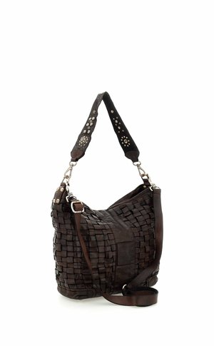 Borsa a mano in pelle intrecciata marrone scuro con una larga tracolla regolabile decorata con borchie metalliche e motivi floreali.