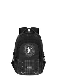 Mochila de cuadros negra con un compartimento principal con cremallera, correas acolchadas y un emblema que presenta la letra "N" con acentos gráficos.