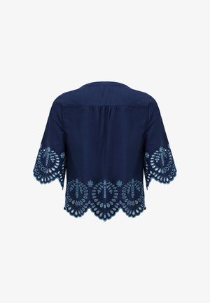 Blusa corta azul marino con bordes festoneados y bordado floral calado en las mangas y el dobladillo, vista desde atrás.