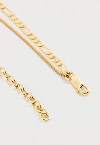 Guldfarvet kæderekæde med skiftevis flade og runde led, udstyret med en hummerlås og en glat, blank overflade.