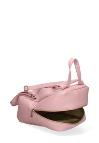Borsa in pelle rosa con un design strutturato, dotata di apertura con zip e doppie maniglie per il trasporto. Texture liscia e stile minimalista.