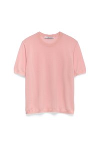 Top in magenta chiaro a maniche corte, realizzato in maglia, con collo a giro e polsini a coste, presentato piatto su sfondo bianco.