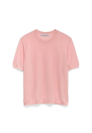 Zacht roze korte mouw gebreid shirt met ronde hals en ribgebreide manchetten, plat weergegeven tegen een witte achtergrond.