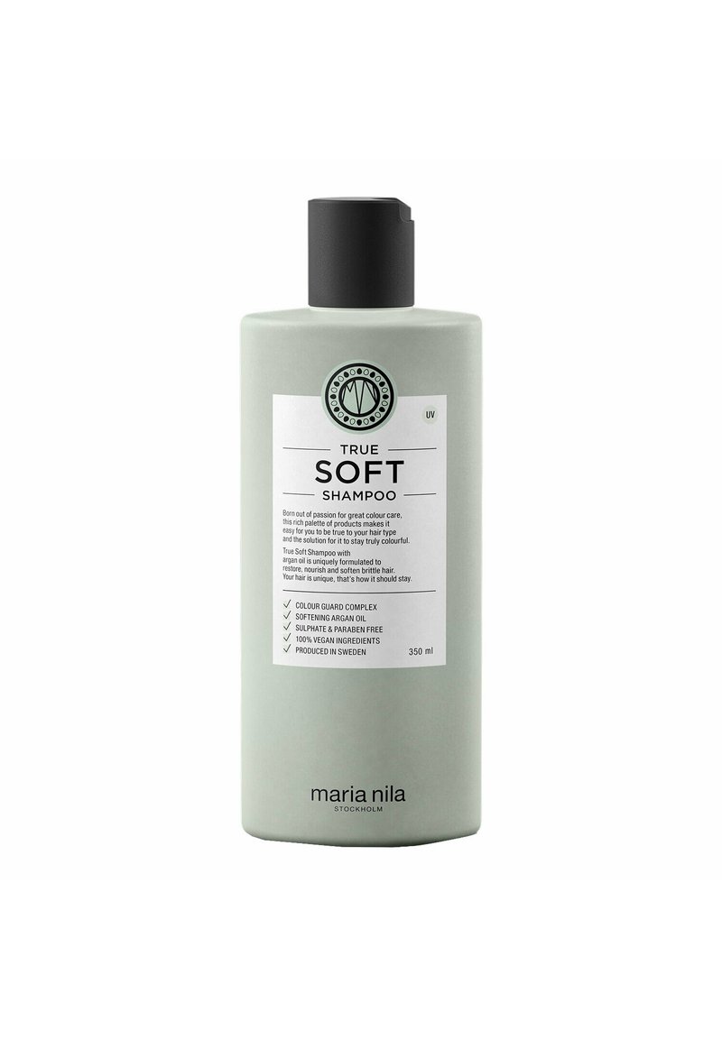 Groene cilindervormige shampoofles met een zwarte dop. Etiket bevat de productnaam "TRUE SOFT" en details over de voordelen van de ingrediënten. 350 ml.