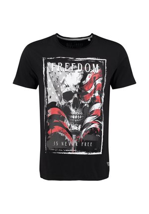 Czarny bawełniany t-shirt z grafiką przedstawiającą czaszkę, elementy amerykańskiej flagi oraz biały napis „FREEDOM IS NEVER FREE”.