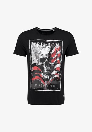 Zwart katoenen T-shirt met een grafisch ontwerp van een schedel, elementen van de Amerikaanse vlag en de tekst "FREEDOM IS NEVER FREE" in wit.