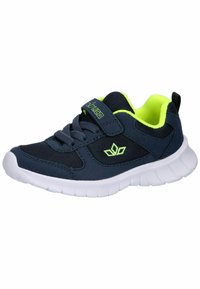 Pantofii sport pentru copii de culoare albastru marin, cu parte superioară din plasă și material sintetic, talpă din cauciuc alb, curea ajustabilă și accente de culoare verde neon.