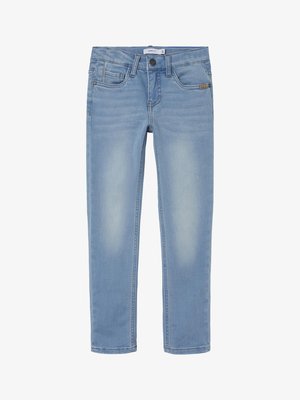 Jean en denim bleu clair avec une coupe ajustée, dotés de poches avant et arrière, d'un léger délavage et d'une fermeture à bouton standard.