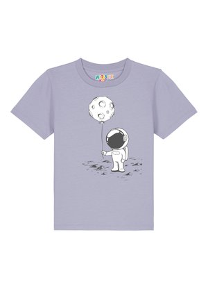Lila T-Shirt mit kurzen Ärmeln, das einen Astronauten zeigt, der einen ballonförmigen Mond in schwarz-weiß Grafik hält. Aus weichem Baumwollmaterial gefertigt.