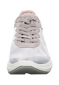 Jasnoszare trampki z zamszową i siateczkową cholewką, okrągłym noskiem, wyściółką na języku oraz płaskimi sznurowadłami, z białą podeszwą i teksturowanymi akcentami.