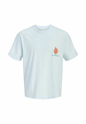 T-shirt bleu clair à manches courtes avec un petit graphique d'une flamme souriante et le texte « Laisse-le brûler fort » sur la partie gauche de la poitrine.