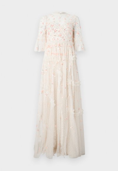 Λευκό φόρεμα μέχρι το πάτωμα με διάφανη υφή, ροζ κεντήματα με λουλούδια, μανίκια καμπάνα τριών τετάρτων, πτυχώσεις και εφαρμοστή μέση.