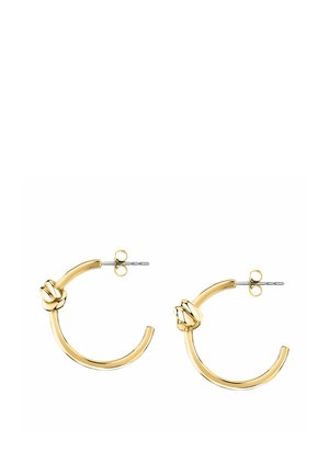 Orecchini a cerchio in metallo color oro con un dettaglio a nodo singolo su ciascuno, con chiusure a perno color argento per orecchie forate.