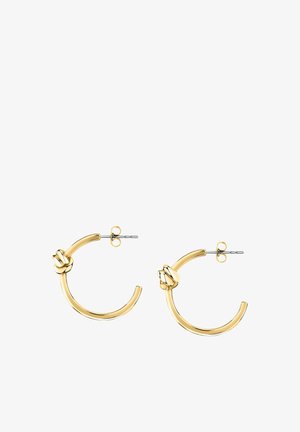 Orecchini a cerchio in metallo color oro con un dettaglio a nodo singolo su ciascuno, con chiusure a perno color argento per orecchie forate.