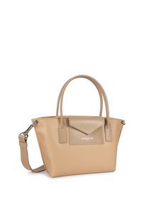 Sac à main en cuir beige avec un design structuré, deux anses supérieures et une bandoulière amovible. Poche à rabat à l'avant avec accent de marque.