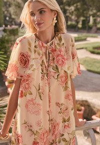 Lipsy PETITE FIT - FLUTTER SLEEVE  - Vapaa-ajan mekko - pink floral print