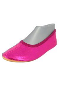 Fuchsia instap schoen met een glanzende metallic afwerking, zacht materiaal, ronde neus en elastische trim rond de opening. Flexibele zool.