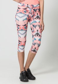 Legginsy capri w kolorze różowym, z geometrycznymi wzorami w różnych kolorach. Wykonane z elastycznej tkaniny o gładkiej fakturze, idealne na aktywność fizyczną.