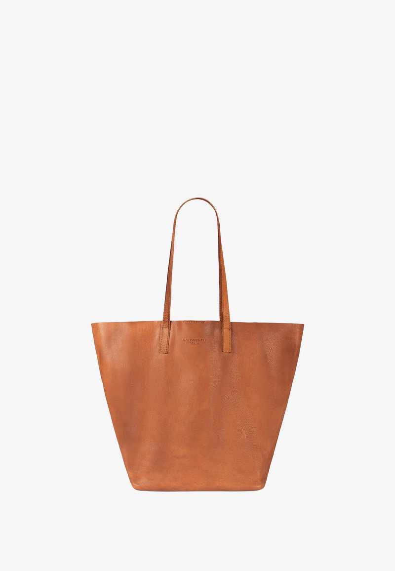 Braune Leder-Tote mit zwei langen Griffen, breiter rechteckiger Form, glatter Textur und geprägtem Markennamen nahe der Oberseite.