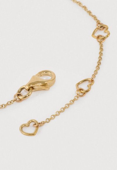 Aranylánc karkötő apró, szív alakú szemekkel és kapoccsal. Sima textúrájú és fényes kivitelű.