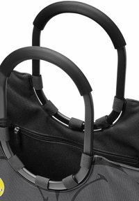 Zwarte stoffen tote bag met twee gebogen zwarte handvatten, met textuur rubberen grip en een externe ritszak.